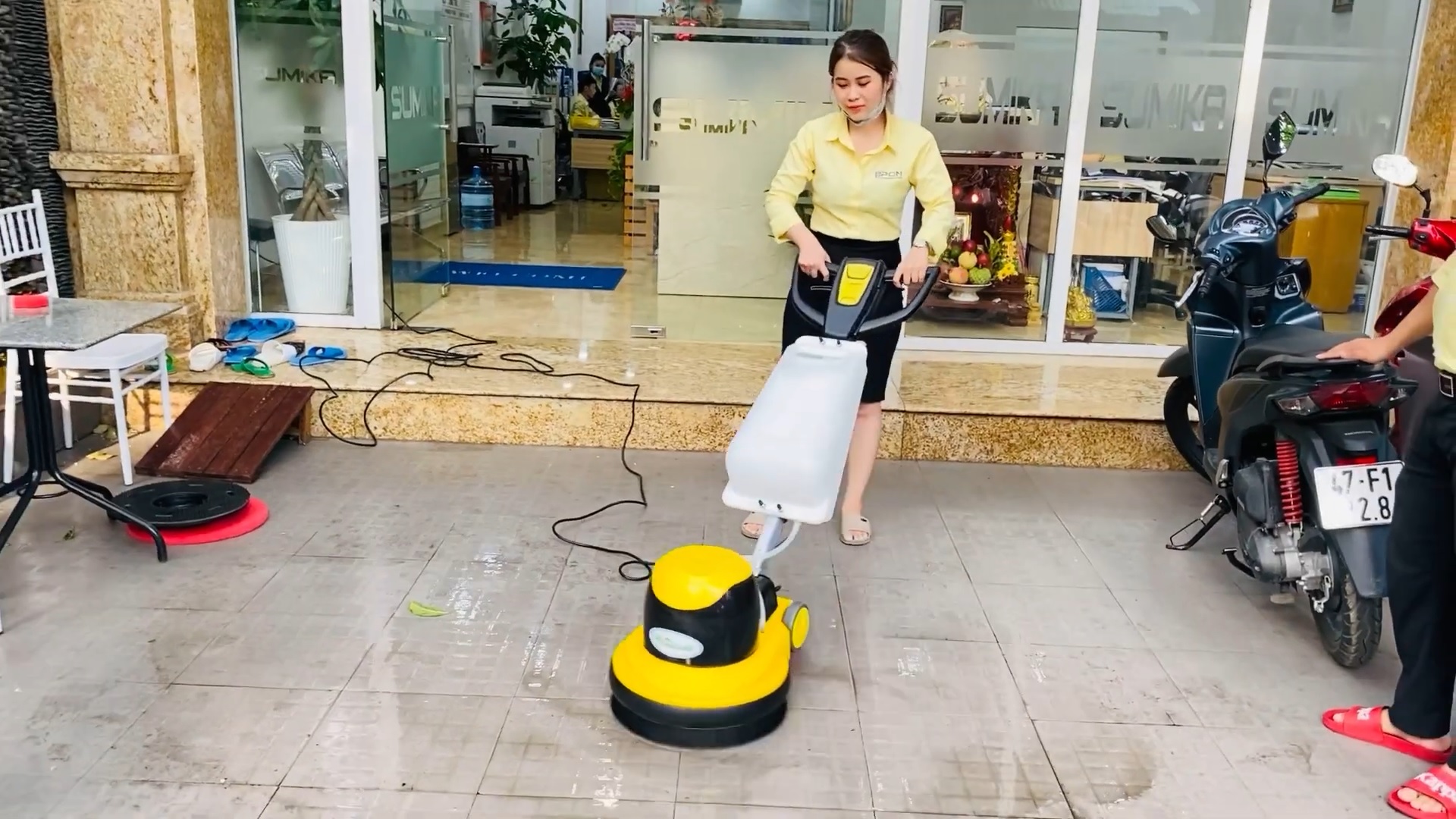 Hướng dẫn cách chà sàn máy HiClean HC154A